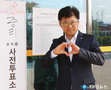 사전투표 인증하는 최충규 대덕구청장