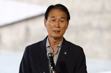 "권오을, 부인 가게서 보건증·근로계약·근무일지 3無로 월급"