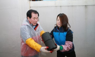 김지철 충남교육감, 사랑의 연탄 배달!