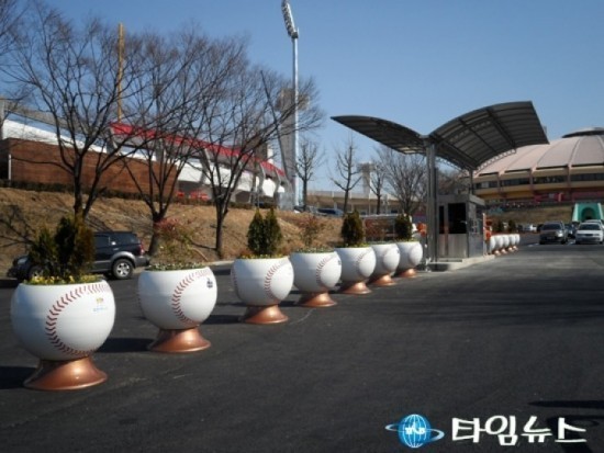수원시 수원KT위즈파크 주변 야구공 화분 설치