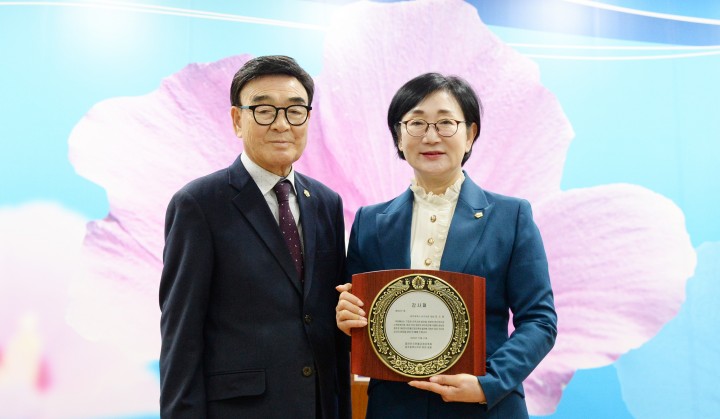 김수영 서구의원, 대한민국전몰군경유족회로부터 감사패 받아