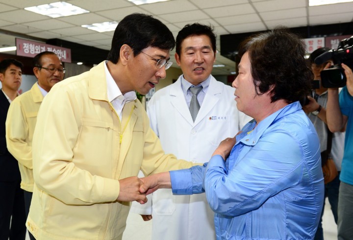 안희정 지사, 공주현대병원 의료진 위로