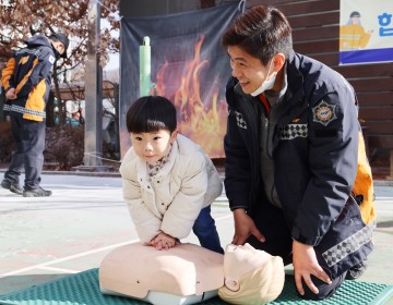 칠곡군. "우리 가족은 내가 지킨다" 심폐소생술 하는 아동