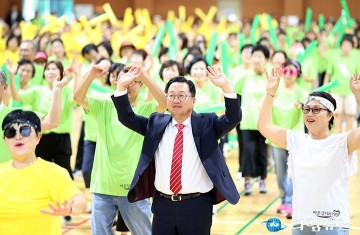자원봉사자들과 플래시몹 하는 이장우 대전시장