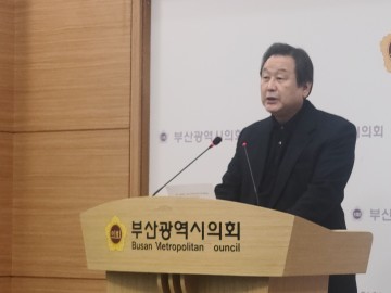 김무성, 민주주의 복원해야…부산 중·영도 출마 선언...
