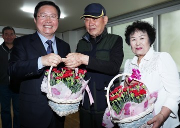 장종태 서구청장, 정성스레 키운 카네이션 전달!