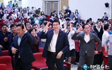 토크콘서트에서 춤추는 송인석·정명국·박희조