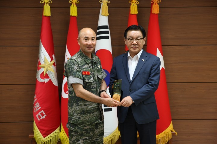 최홍묵 계룡시장, 계룡대근무지원단 감사패 전달