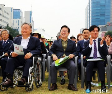 이상민·박범계·조승래, ‘대전시민 NGO 한마당’ 축하합니다!