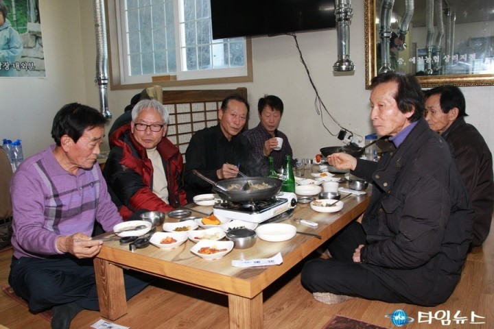 지역어르신 초청 식사대접 경로효친 실천