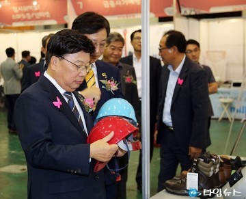 ‘제2회 Safe대전 안전체험 한마당’ 둘러보는 권선택 대전시장