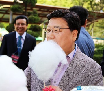 달콤한 솜사탕 먹는 권선택 대전시장