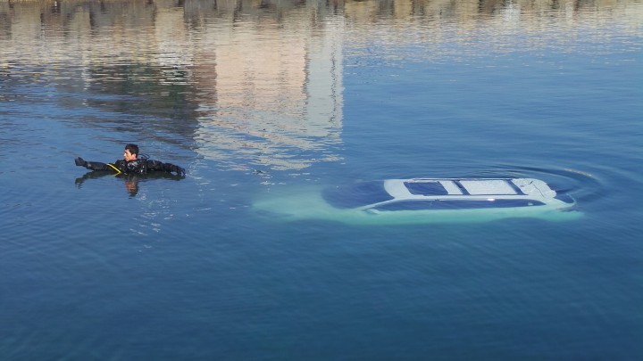 고성서 승용차 바다로 추락…탑승자 2명 숨져