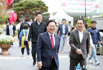 대청호자연생태관 둘러보는 이장우 대전시장과 박희조 동구청장