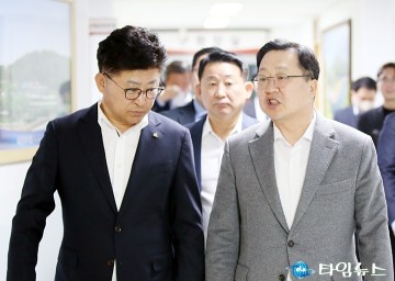 대화 나누는 최충규 대덕구청장과 이장우 대전시장