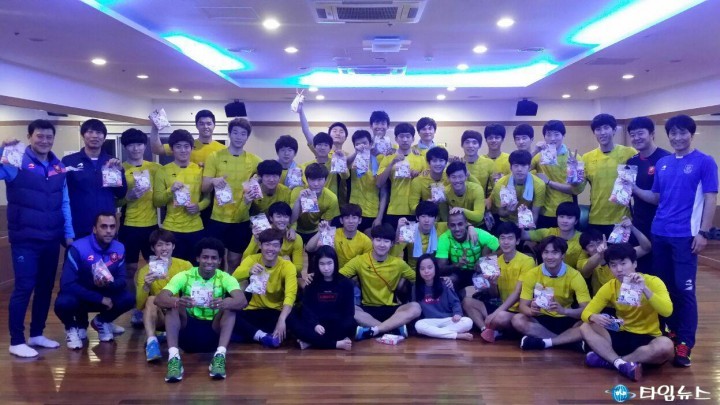 부천FC 선수단, 사천 소녀들의 정성 가득한 선물에 감동
