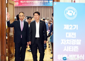 대화 나누는 박희용 대전자치경찰위원장과 이상래 대전시의회 의장