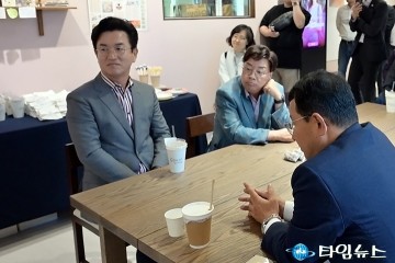 허태정·권선택 전 대전시장, 상생센터 개소식서 나란히