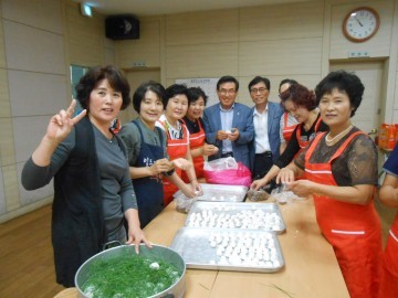 우암동 자원봉사대, 소외이웃 60가구에 송편 등  음식 전달