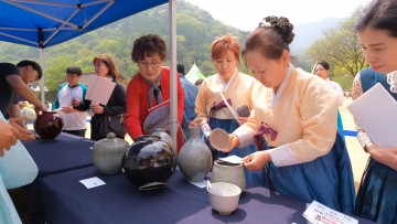 문경찻사발축제‘도자기 경매’인기