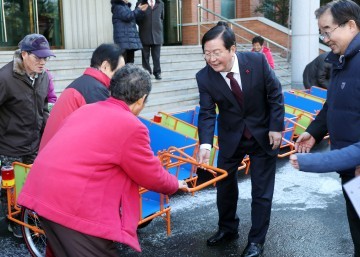 ‘사랑의 리어카’ 살펴보는 장종태 서구청장