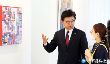지역 갤러리 방문해 대화 나누는 최충규 대덕구청장