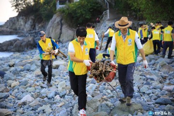 태풍 피해복구 해안가 정화활동 하는 신천지자원봉사단 여수지부