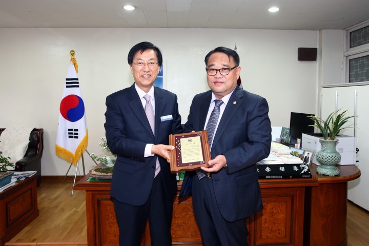 대전 유성구의회 민태권 의원, ‘학교 환경개선 앞장’ 진잠중학교 감사패 받아!