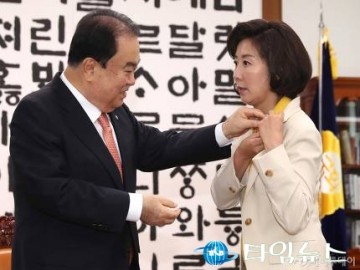[포토] 여성용국회의원 뱃지를 나경원 자유한국당 원내대표에게 달아주는 문희상 국회의장