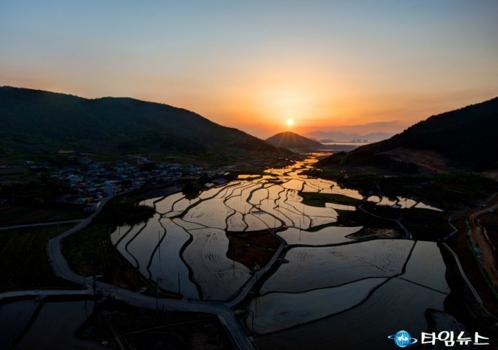 여수시, 묘도 다랭이논의 아름다운 일출