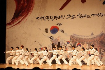 [포토] 동의대 태권도시범단의 화려한 태극무