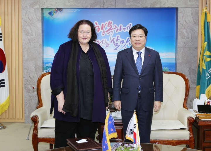 클레어 펀리 주한 뉴질랜드 대사, 권선택 대전시장 예방