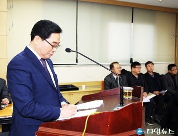메모하는 박수범 구청장과 구청 간부들!