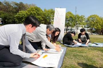 이근배 전남대 총장, 학생들과 518 기념 '그날의 별화' 그리기에 참여