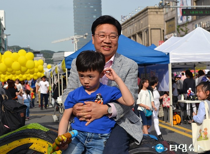 코뿔소 탄 권선택 대전시장!