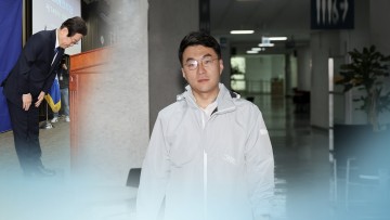 코인 논란에  이재명 리더십 재점화...측근 감싸다 위기 "탈당 막고" 징계했어야