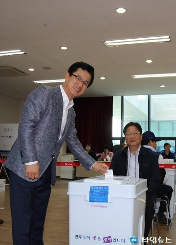 사전 투표하는 허태정 유성구청장