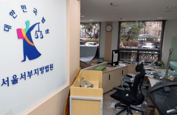 與 "尹성전에 아스팔트 십자군 참전"…野 "무법천지"