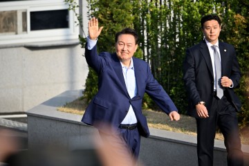 尹 "국민 한사람으로 돌아가 나라 위한 새 길 찾을 것"