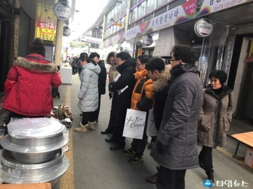 임택수 충북경제자유구역청본부장  제천 중앙시장에서 장보기 행사