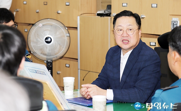 추석 연휴 첫날 용전지구대 방문한 이장우 대전시장