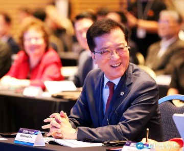 세계경제과학도시연합 창립식에 참석한 조원휘 대전시의회 의장