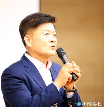 ‘우리동네 사업설명회’에서 인사말 하는 김동수 유성구의회 의장
