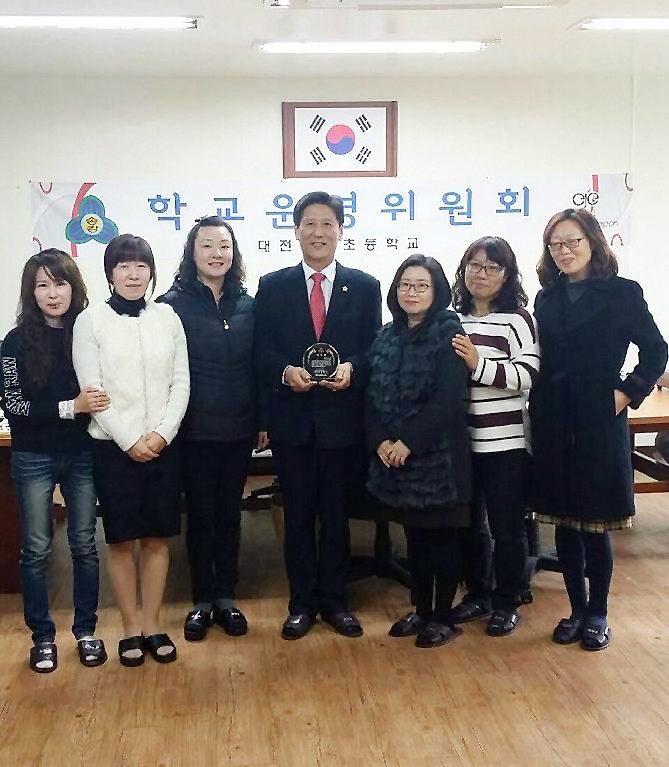 대전 유성구의회 이희환 의원, 지역 교육환경개선 기여 감사패 받아!