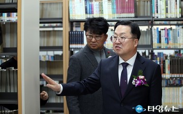 재개관 한 안산도서관 둘러보는 이장우 대전시장