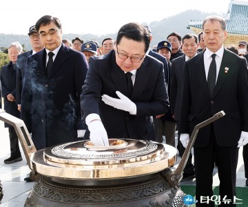 이장우 대전시장, 3·1절 현충원 참배…“자유 지켜나가겠다”