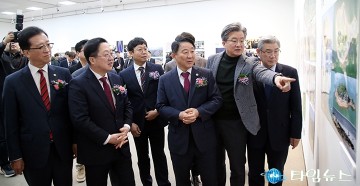 제21회 대전·충남 보도사진전 둘러보는 이장우 대전시장