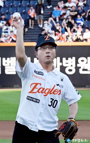 박희조 동구청장, 오늘은 구청장이 아니라 투수입니다