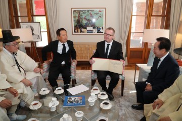 ‘엘리자베스 2세 여왕 서거’ 권기창 안동시장, 英대사관서 조문