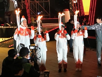 2018평창동계올림픽 패럴림픽 성화 토치키스 하는 봉현채-최다빈, 김연아-이동욱 